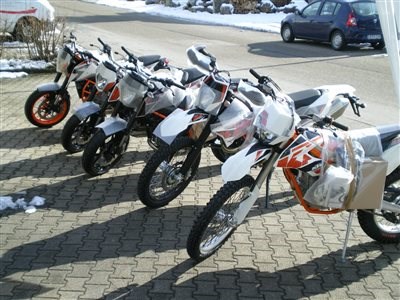 Erstanlieferung KTM-Bikes 2015 KTM-Vertragshändler seit 2015!
Und endlich kriegen wir unsere ersten KTM-Bikes geliefert.
Wirklich super professionell wie d ... Weiter >>