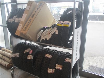 Professionelles Reifenservice bei uns im Haus und an der Rennstrecke  - Bild 3