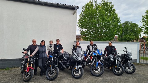 Honda-Kooperation mit Motorradtourismus: Übergabe der Motorräder an das Team vom Waldhotel Eisenberg