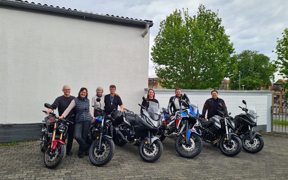Honda-Kooperation mit Motorradtourismus: Übergabe der Motorräder an das Team vom Waldhotel Eisenberg - Bild 1
