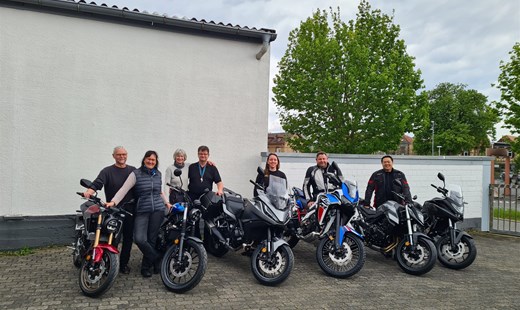 Honda-Kooperation mit Motorradtourismus: Übergabe der Motorräder an das Team vom Waldhotel Eisenberg
