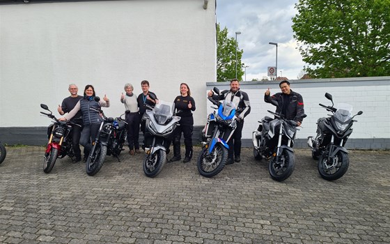 Honda-Kooperation mit Motorradtourismus: Übergabe der Motorräder an das Team vom Waldhotel Eisenberg - Bild 2
