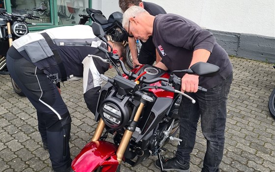 Honda-Kooperation mit Motorradtourismus: Übergabe der Motorräder an das Team vom Waldhotel Eisenberg - Bild 3