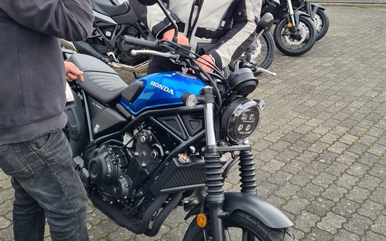 Honda-Kooperation mit Motorradtourismus: Übergabe der Motorräder an das Team vom Waldhotel Eisenberg - Bild 4