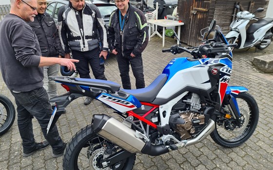 Honda-Kooperation mit Motorradtourismus: Übergabe der Motorräder an das Team vom Waldhotel Eisenberg - Bild 7