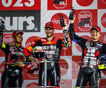 APRILIA RSV4 1100 STEHT IN SUZUKA AUF DEM PODIUM APRILIA RSV4 1100 STEHT IN SUZUKA AUF DEM PODIUM