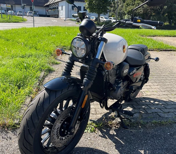 Die letzten125er B15 Hanway Basic Cruiser mit ABS und 15 PS
Nur noch begrenzte Stückzahl, solange verfügbar!
Weiß und Orange
125er Hanway B15 Basic mit 15 PS, ABS und 2 Jahre Garantie statt nur Gewährl ...