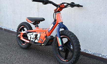 Elektro-Motocross-Spaß für Kinder bei Motobike! 