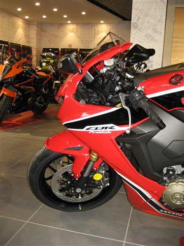 Honda Semmler - Fire Blade 2017 eingetroffen Bild 3: Honda Semmler - Fire Blade 2017 eingetroffen