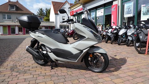Honda PCX125 mit Topcase und hohem Windschild