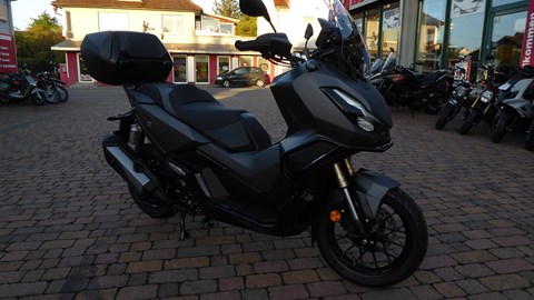 Honda ADV mit Schutzbügel von Hepco und Becker, Topcase und Träger von Honda