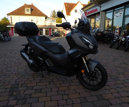Honda ADV mit Schutzbügel von Hepco und Becker, Topcase und Träger von Honda