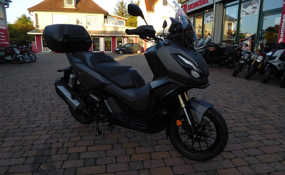 Honda ADV mit Schutzbügel von Hepco und Becker, Topcase und Träger von Honda Bild 1: Honda ADV mit Schutzbügel von Hepco und Becker, Topcase und Träger von Honda
