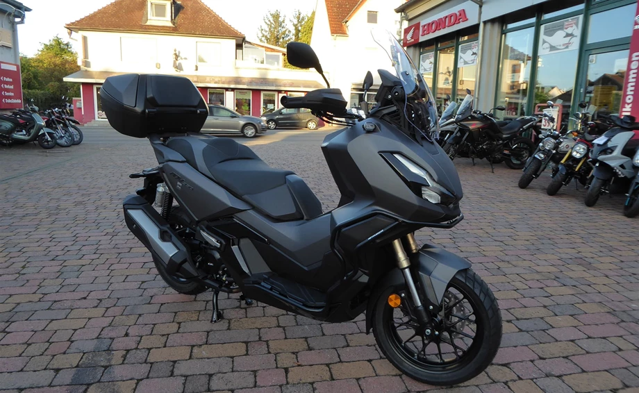 Honda ADV mit Schutzbügel von Hepco und Becker, Topcase und Träger von Honda Bild 2: Honda ADV mit Schutzbügel von Hepco und Becker, Topcase und Träger von Honda