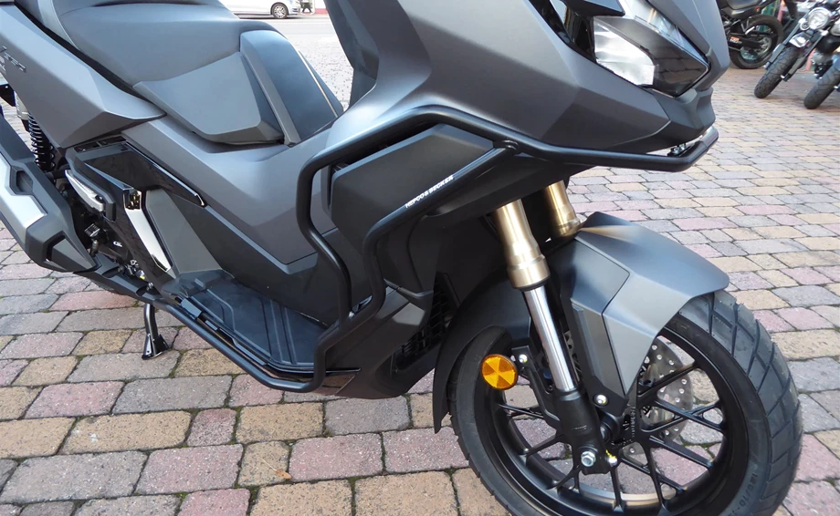 Honda ADV mit Schutzbügel von Hepco und Becker, Topcase und Träger von Honda Bild 4: Honda ADV mit Schutzbügel von Hepco und Becker, Topcase und Träger von Honda