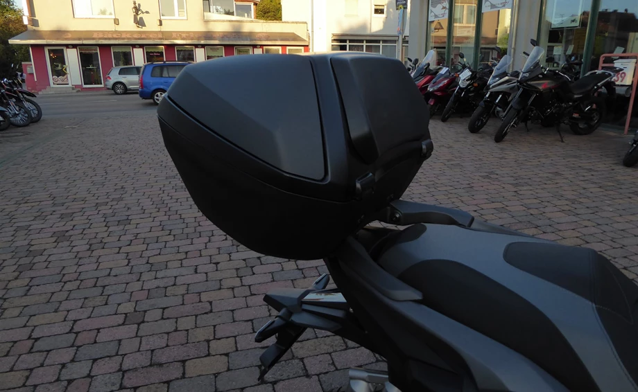 Honda ADV mit Schutzbügel von Hepco und Becker, Topcase und Träger von Honda Bild 5: Honda ADV mit Schutzbügel von Hepco und Becker, Topcase und Träger von Honda