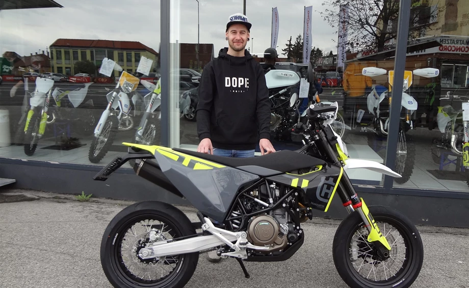 Roll out einer Husqvarna 701 Bild 1: Roll out einer Husqvarna 701