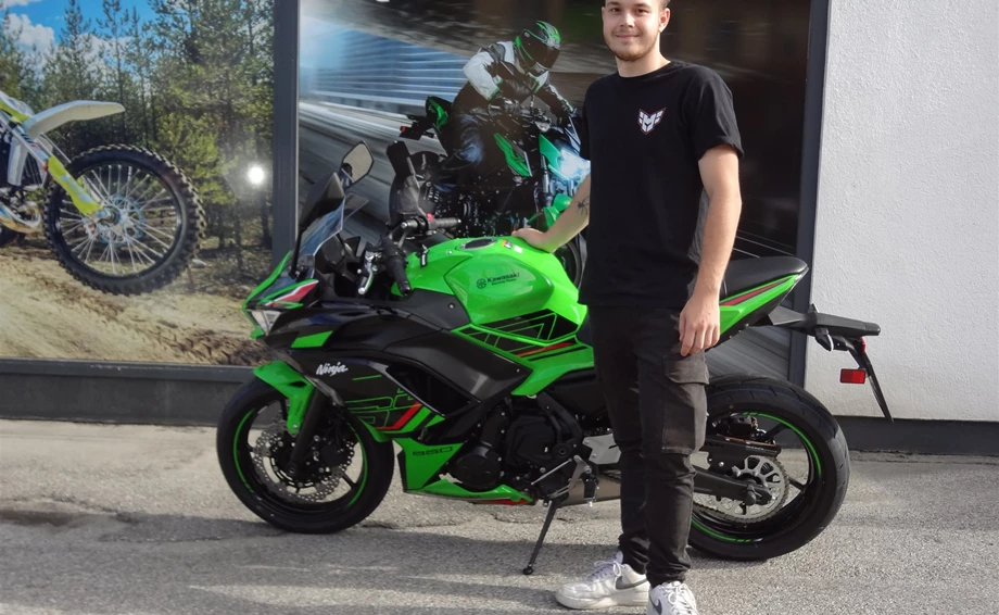 Motorradfahren ist mehr als nur ein Glücksgefühl. Es löst etwas in mir aus, das ich nicht in Worte fassen kann.   Bild 1: Motorradfahren ist mehr als nur ein Glücksgefühl. Es löst etwas in mir aus, das ich nicht in Worte fassen kann.