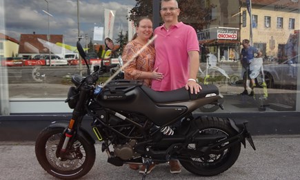 Junge Fahrer wählen ein Ziel und fahren los… Erfahrene Fahrer wählen eine Richtung und fahren los.