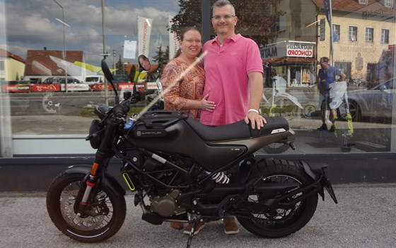 Junge Fahrer wählen ein Ziel und fahren los… Erfahrene Fahrer wählen eine Richtung und fahren los. - Bild 1