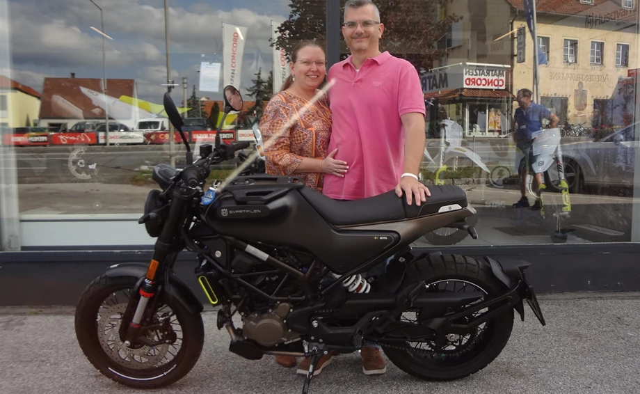 Junge Fahrer wählen ein Ziel und fahren los… Erfahrene Fahrer wählen eine Richtung und fahren los. Bild 1: Junge Fahrer wählen ein Ziel und fahren los… Erfahrene Fahrer wählen eine Richtung und fahren los.