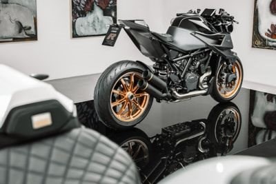 BRABUS 1300 R MASTERPIECE EDITION Una doble serie de 25 motos naked deportivas en edición limitada con el exclusivo diseño BRABUS, en dos colores “Onyx Black” y ... Continuar >>