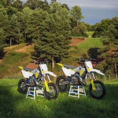 Husqvarna Motorcycles reveals 2024 range of competition-focused minicycles Husqvarna Motorcycles is pleased to reveal its highly anticipated 2024 minicycle line-up. The brand’s two smallest machines –  ... Weiter >>