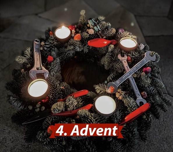 schönen 4. Advent 
Advent, Advent, die vierte Kerze brennt.... 
wir wünschen allen einen schönen 4. Advent im Kreise von Familie und Freunden.
Ne Kinokarte: 9,- ...