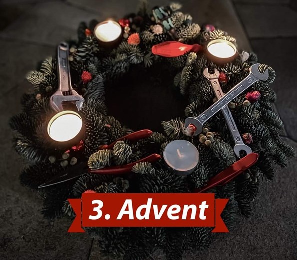 Schönen 3. Advent 
Advent, Advent, die dritte Kerze brennt....
wir wünschen allen einen schönen dritten Advent im Kreise von Familie und Freunden.
Sich die Zeit  ...