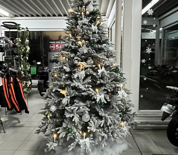 Weihnachtswünsche  
Liebe Kunden und Freunde,
Wir wünschen ein frohes und gesegnetes Weihnachtsfest. 

Kinokarte: 9,-
ein paar Turnschuhe: 140,-
Zeit mit Famil ...