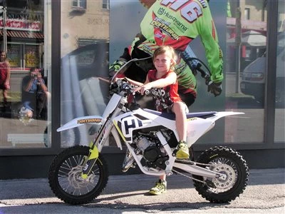 Übergabe der Bikes an die MX-Meister von Morgen! Bild 3: Übergabe der Bikes an die MX-Meister von Morgen!