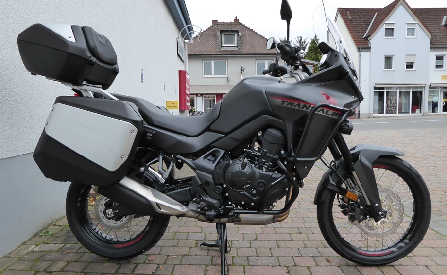 Honda XL750 Transalp  mit Urban- und Touringpaket  Bild 2: Honda XL750 Transalp  mit Urban- und Touringpaket