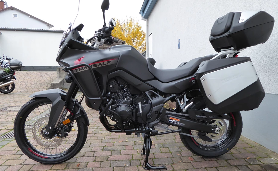 Honda XL750 Transalp  mit Urban- und Touringpaket  Bild 3: Honda XL750 Transalp  mit Urban- und Touringpaket