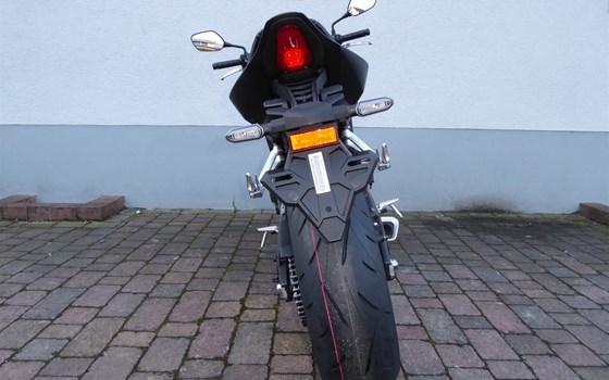 Modell 2024: CB650R  in Matt Laurel Green Metallic Matt Laurel Green Metallic - Bild 4