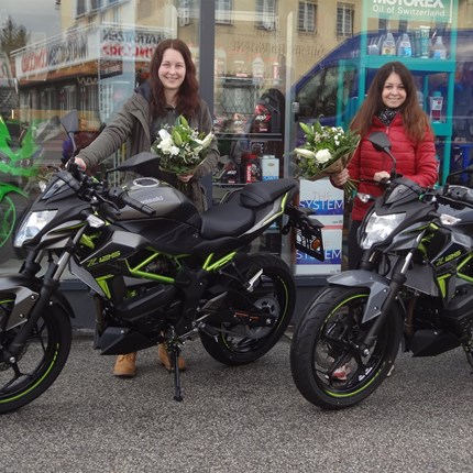  Look like a beauty, ride like a beast! 
Das zwei Schwestern die selbe Leidenschaft zum Motorradfahren haben ist eher selten, das sich zwei Schwestern die selben Bik ... Weiter >>