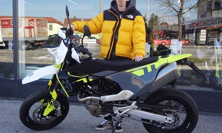 Bremsen macht die Felge dreckig.