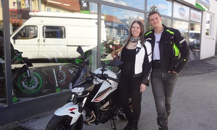 Alle Frauen wurden gleich geschaffen aber nur die Besten fahren Motorrad!