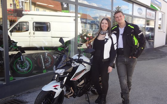 Alle Frauen wurden gleich geschaffen aber nur die Besten fahren Motorrad! - Bild 1