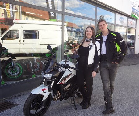 Alle Frauen wurden gleich geschaffen aber nur die Besten fahren Motorrad!