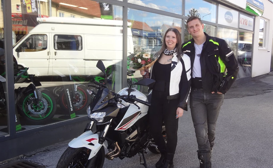 Alle Frauen wurden gleich geschaffen aber nur die Besten fahren Motorrad! Bild 1: Alle Frauen wurden gleich geschaffen aber nur die Besten fahren Motorrad!