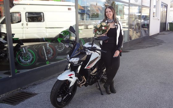 Alle Frauen wurden gleich geschaffen aber nur die Besten fahren Motorrad! - Bild 2