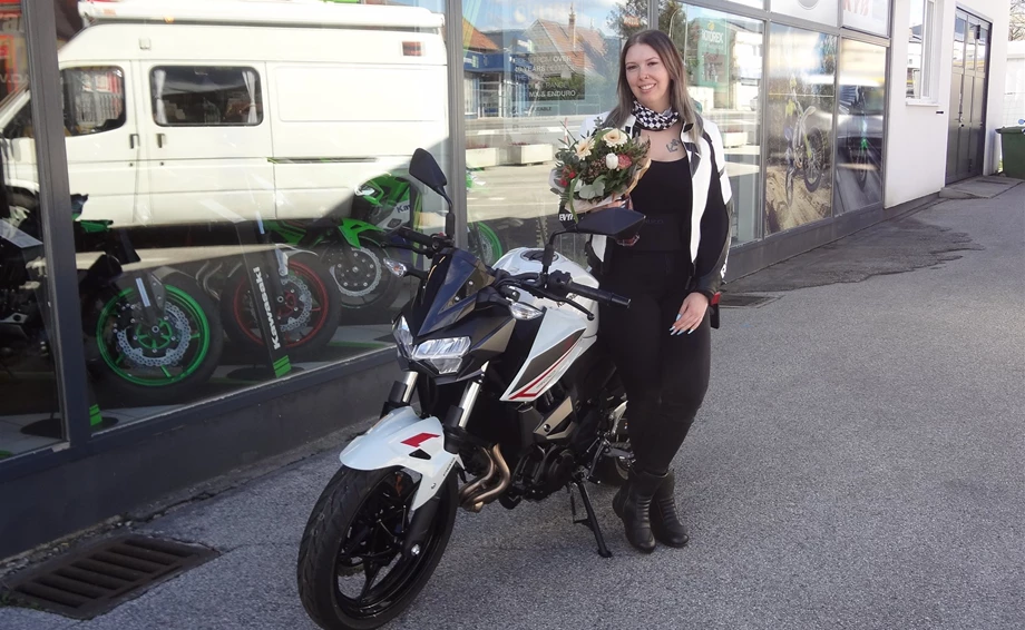 Alle Frauen wurden gleich geschaffen aber nur die Besten fahren Motorrad! Bild 2: Alle Frauen wurden gleich geschaffen aber nur die Besten fahren Motorrad!