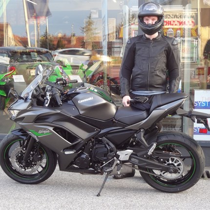 Happiness is a motorcycle, a full tank of gas and green lights.   
Lukas kann sich mit seiner neuen Kawasaki Ninja 650 die "Freiheit auf zwei Rädern" erfahren! Wir wünschen den jungen Biker v ... Weiter >>