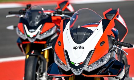 APRILIA RSV4 FACTORY UND TUONO V4 FACTORY SE-09 SBK