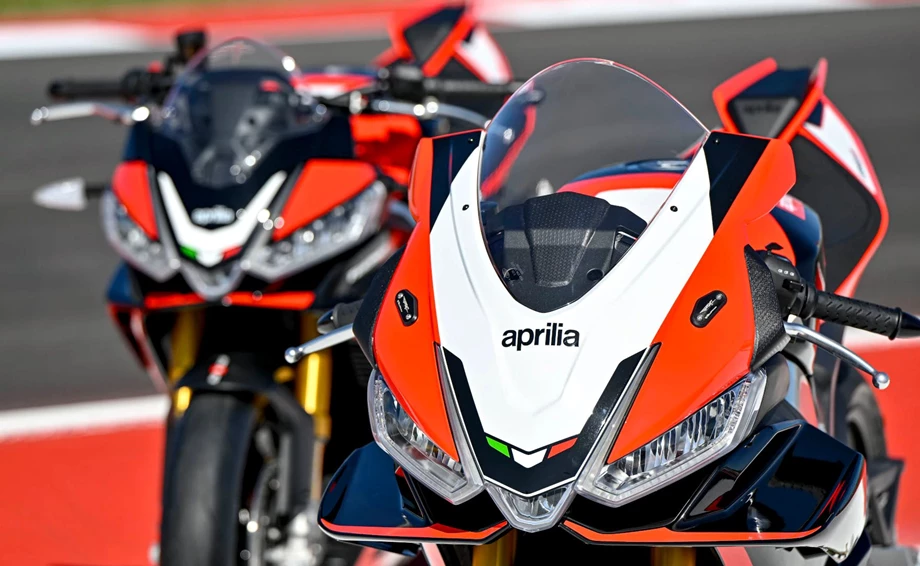 APRILIA RSV4 FACTORY UND TUONO V4 FACTORY SE-09 SBK Bild 1: APRILIA RSV4 FACTORY UND TUONO V4 FACTORY SE-09 SBK