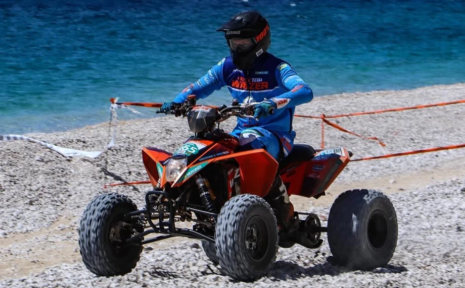 Staub und Adrenalin: Die spannenden Rennabenteuer von Marcel Schnölzer, Florian Reichinger und Tristan Schabernig Bild 2: Staub und Adrenalin: Die spannenden Rennabenteuer von Marcel Schnölzer, Florian Reichinger und Tristan Schabernig