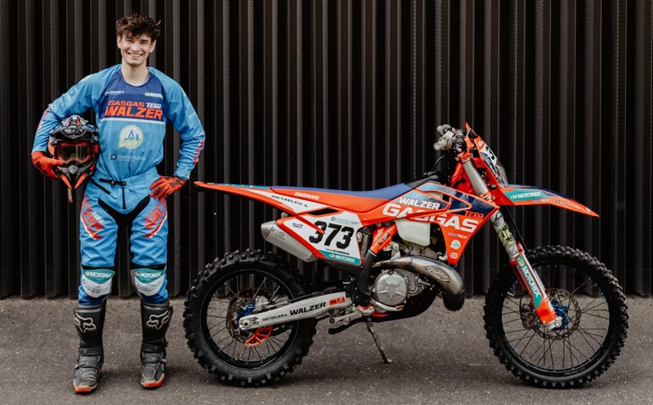 Staub und Adrenalin: Die spannenden Rennabenteuer von Marcel Schnölzer, Florian Reichinger und Tristan Schabernig Bild 3: Staub und Adrenalin: Die spannenden Rennabenteuer von Marcel Schnölzer, Florian Reichinger und Tristan Schabernig