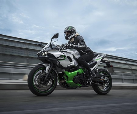 Kawasaki startet Hybrid-Roadshow bei 17 Louis-Filialen