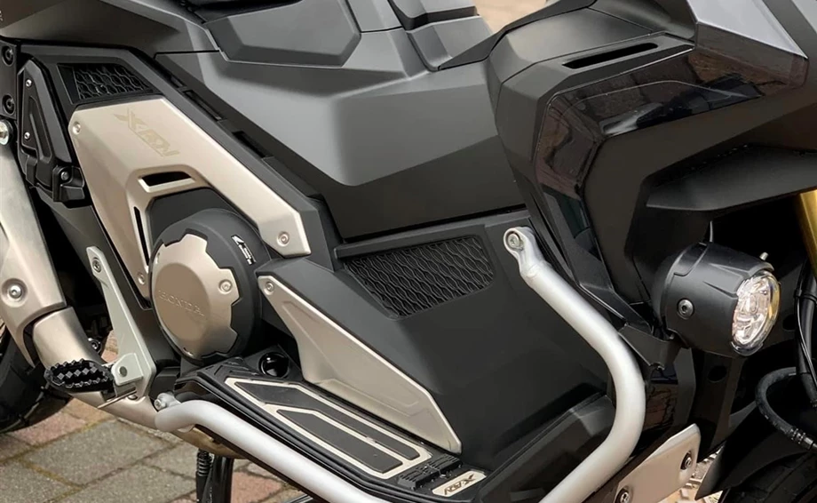 Honda ADV 750 mit Honda Travel- und Style Paket  Bild 17: Honda ADV 750 mit Honda Travel- und Style Paket