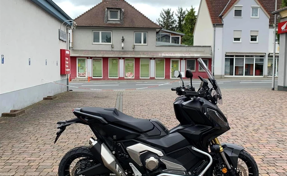 Honda ADV 750 mit Honda Travel- und Style Paket  Bild 2: Honda ADV 750 mit Honda Travel- und Style Paket